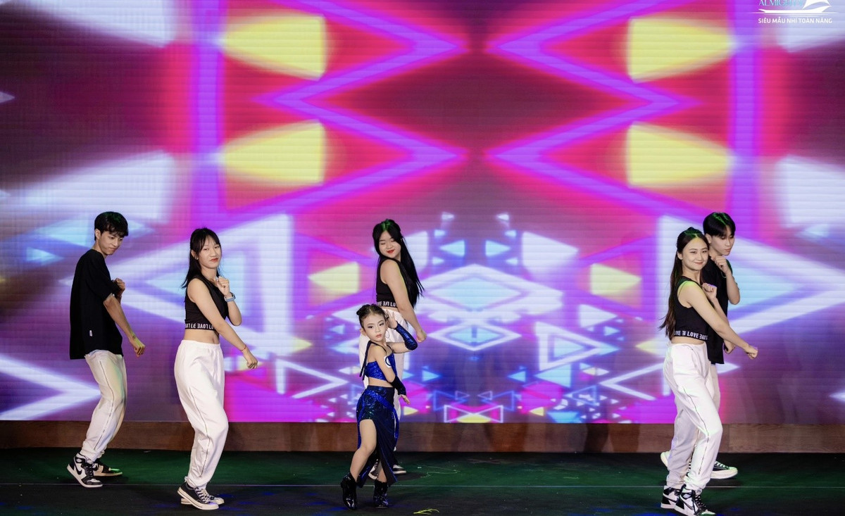 Co be 4 tuoi gianh Giai A quan 2 sieu mau nhi toan nang-Hinh-2