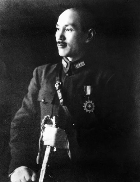 Ngày 7/2/1949, 1,2 triệu lượng vàng được vận chuyển đến Đài Loan bằng máy bay dân dụng, nhưng không hiểu tại sao tin tức lại bị rò rỉ, tờ báo “Hoa Thương” của Hồng Kông đã cho đăng tải thông tin này. Vì lo sợ Lý Tông Nhân ra mặt ngăn chặn, Tưởng Giới Thạch đã quyết định điều động quân cơ, 4,8 triệu lượng vàng còn lại đã được vận chuyển đến nơi an toàn chỉ trong vòng 2 ngày, phi công lái chuyên cơ của Tưởng Giới Thạch đã ra mặt thực hiện nhiệm vụ này. Đây là lần thứ ba họ Tưởng vận chuyển vàng về Đài Loan.