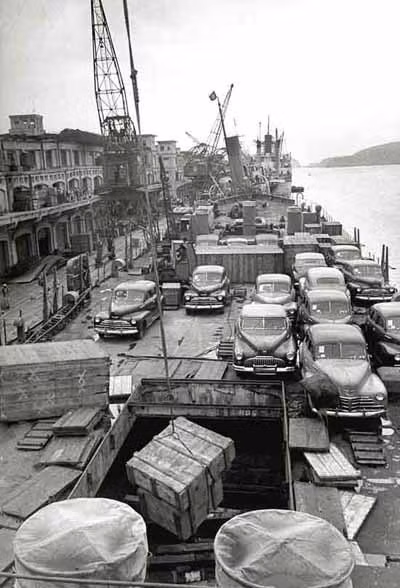 Tháng 2/1949, quân giải phóng áp sát Nam Kinh Phổ Khẩu. Dưới sức ép của Tưởng Giới Thạch, giám đốc Ngân hàng Trung ương Lưu Công Vân buộc phải đồng ý để Tưởng Giới Thạch tiếp tục vận chuyển vàng ra khỏi đại lục.