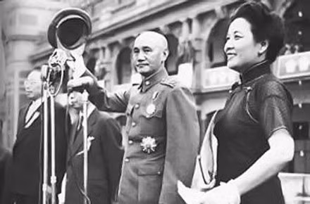 Đầu tháng 5/1949, Thượng Hải vô cùng nguy hiểm, Tưởng Giới Thạch quyết tâm vận chuyển số vàng bạc còn lại trong quốc khố về Đài Loan. Lần này chính Đại tướng Thang Ân Bá địch thân ra mặt, ra lệnh cho Ngân hàng Trung ương “Ngoài 5000 lượng vàng, 3 triệu đồng bạc, thì những thứ khác sẽ được vận chuyển đến nơi an toàn”. “Nơi an toàn” đó chính là Đài Loan.