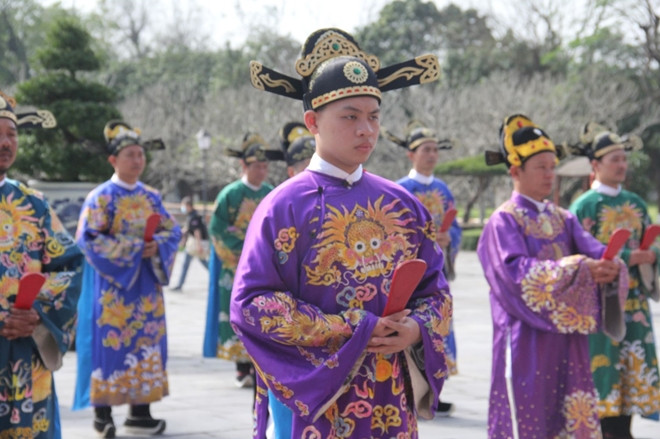 Sau đó, vua rời khỏi điện Thái Hòa về lại điện Cần Chánh để tiếp tục các nghi thức Nguyên đán. Tại đây, các hoàng đệ và hoàng tử nhỏ tuổi, các thân công, hoàng tử sẽ lạy mừng vua.