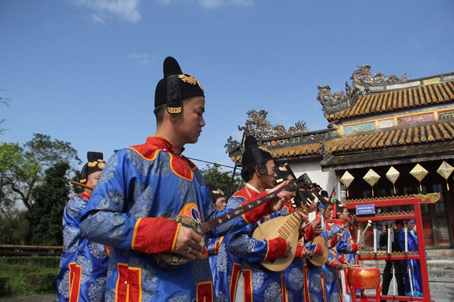 Ông Nguyễn Phước Hải Trung, Phó Giám đốc Trung tâm BTDT Cố đô Huế cho biết, Trung tâm đã nghiên cứu và tái hiện lễ Nguyên đán dựa trên những tư liệu trong Đại Nam Thực lục, Khâm định Đại Nam hội điển sự lệ... Để tiện phục vụ du khách thưởng lãm, Trung tâm gộp cả 2 phần lễ tại điện Thái Hòa và điện Cần Chánh lại thành một và chỉ diễn tại điện Thái Hòa.
