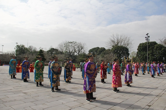 Các quan truyền chỉ ban ân của vua trong dịp Nguyên đán với các nghi thức trang nghiêm gắn với các tiết mục đại nhạc, tiểu nhạc.