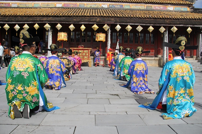 Các quan đọc biểu dâng mừng năm mới nhà vua.