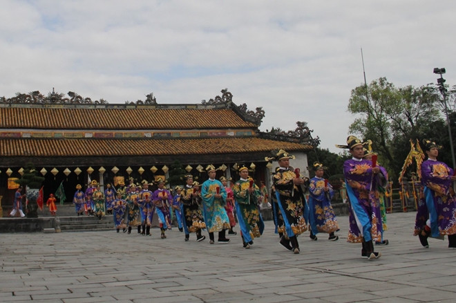 Nhà vua xa giá từ điện Cần Chánh, ra Đại Cung Môn và lên điện Thái Hòa để thân hành chứng lễ. Trong buổi lễ, các quan sẽ dâng biểu chúc mừng nhà vua.