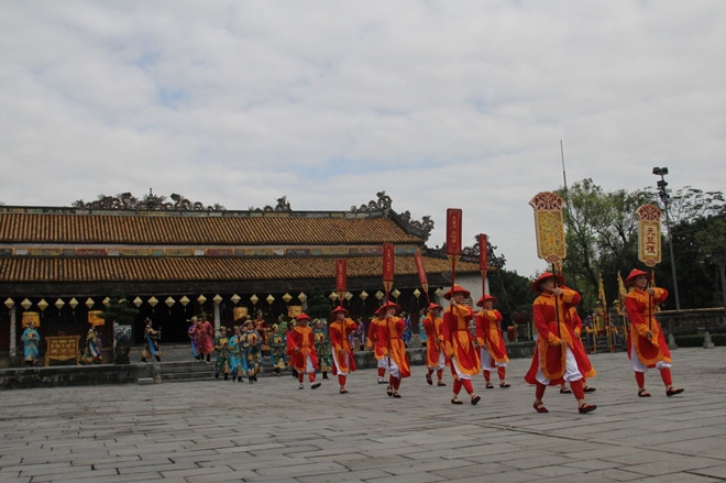 Theo lãnh đạo Trung tâm BTDT Cố đô Huế, Nguyên đán là một nghi lễ triều hội của triều Nguyễn được tổ chức vào ngày mồng một Tết với nghi thức thiết Đại triều ở điện Thái Hòa và thiết Thường triều ở điện Cần Chánh. Ảnh: Tái hiện lễ Nguyên đán thời Nguyễn trong Hoàng cung dưới triều Nguyễn.