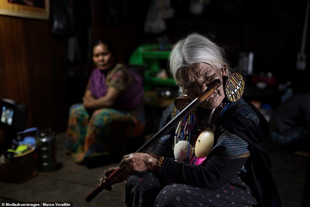 Sau khi đất nước thay đổi, những người phụ nữ cuối cùng trải qua nghi lễ xăm mặt giờ đây đã già, trở thành những người lớn tuổi trong bộ lạc. Những hình xăm độc đáo trên khuôn mặt của họ trở thành dấu tích của văn hóa và thời gian và có lẽ sắp mất đi mãi mãi.