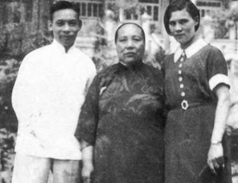 Năm 1937, con trai Tưởng Kinh Quốc trở về, mang theo cả người con dâu và cháu trai xinh đẹp, Mao Phúc Mai thấy vậy thì vô cùng xúc động và còn tổ chức đám cưới theo kiểu truyền thống Trung Hoa cho con trai và con dâu. Ảnh Mao Phúc Mai cùng con trai và con dâu, nguồn: image.baidu.com.