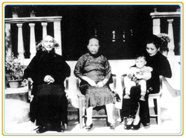 Không lâu sau đó, Mao Phúc Mai bị quân Nhật giết chết. Không có một đám tang hoành tráng, điều này là vì thể diện của Tưởng Giới Thạch. Mao Phúc Mai một phụ nữ thôn quê đáng thương cả đời hi sinh vì Tưởng Giới Thạch, ngay đến đám tang khi chết cũng phải giữ gìn thể diện cho chồng. Ảnh Mao Phúc Mai, Tưởng Giới Thạch và Tống Mỹ Linh, nguồn: image.baidu.com.