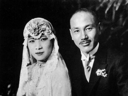 Cuối tháng 6 năm 1921, tang lễ của mẹ Tưởng Giới Thạch vừa kết thúc, Mao Phúc Mai còn chưa kịp nghỉ ngơi, đã bị Tưởng Giới Thạch dội cho một gáo nước lạnh, đó là lá thư yêu cầu ly hôn. Năm 1922, Tưởng Kinh Quốc tạm biệt mẹ ra nước ngoài du học. Trong thời gian đó, Mao Phúc Mai đón nhận liên tiếp những đả kích, điều khủng khiếp nhất là việc Tưởng Giới Thạch vì muốn kết hôn với Tống Mỹ Linh, mà mua chuộc tòa án để xử cho họ ly hôn. Dưới sự can thiệp của cậu Tưởng Giới Thạch, với điều kiện Mao Phúc Mai “Li hôn nhưng rời khỏi nhà họ Tưởng”, Tưởng Giới Thạch đồng ý chịu trách nhiệm về chi phí cuộc sống của Mao Phúc Mai. Ảnh Tưởng Giới Thạch và Tống Mỹ Linh, nguồn: image.baidu.com.