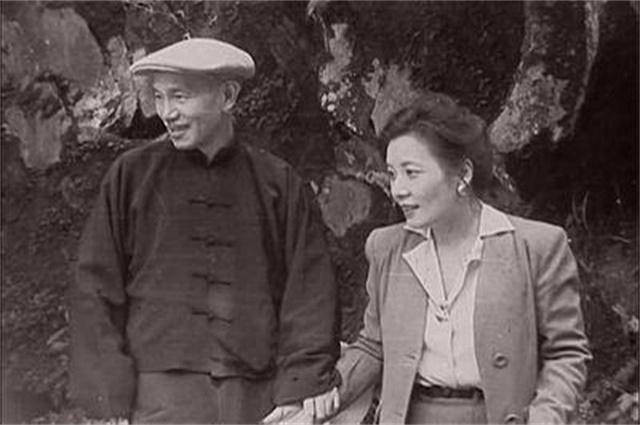 Khi ông ta về nhà, thái độ với Mao Phúc Mai ngày càng thô bạo, thậm chí có lúc còn động chân động tay. Tình cảm vợ chồng không hòa hợp, ảnh hưởng tiêu cực đến Tưởng Kinh Quốc. Nhưng do mẹ của Tưởng Giới Thạch nên ông ta tạm thời bỏ ý định bỏ vợ. Ảnh Tưởng Giới Thạch và Tống Mỹ Linh, nguồn: image.baidu.com.