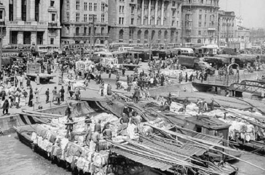 Tháng 8/1948, ngân hàng Thượng Hải ban hành loại tiền tệ mới có tên là kim viên bản. Nguồn gốc số vàng này không vẻ vang gì cho cam, vì trong đó có một phần là kim viên bản chính phủ Quốc Dân Đảng “lấy” từ tay người dân. Theo tính toán sơ bộ, năm đó chính phủ Quốc Dân Đảng đã đổi 1 tỷ kim viên bản thành 15 triệu lượng vàng. Mà tháng 7/1949, 1 tỷ kim viên bản cũng không đổi lấy được 1 USD.