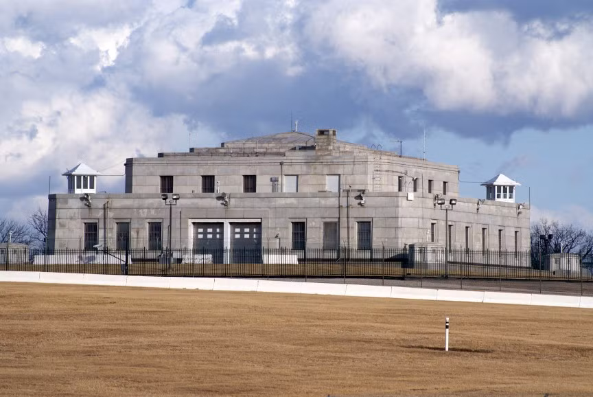 Kho vàng Fort Knox ở Mỹ được bảo vệ vô cùng nghiêm ngặt và được thiết kế có thể chống chọi được bất kỳ một dạng tấn công nào. Nằm ở Kentucky, kho vàng Fort Knox là kho vàng lớn nhất nước Mỹ, có một cách cửa kiên cố nặng 22 tấn. Cánh cửa này có chịu được những vụ nổ bom.