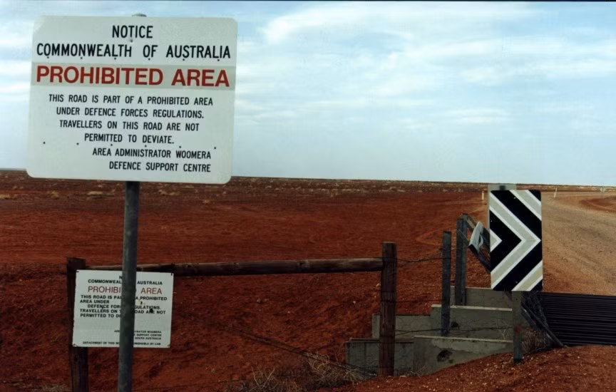 Khu vực cấm Woomera từng là nơi thử nghiệm vũ khí của Không quân Hoàng gia Australia. Khu vực cấm địa này cấm dân thường lai vãng tới. Nơi đây từng là khu vực thử nghiệm hạt nhân, phóng thử tên lửa và thăm dò không gian của Anh.