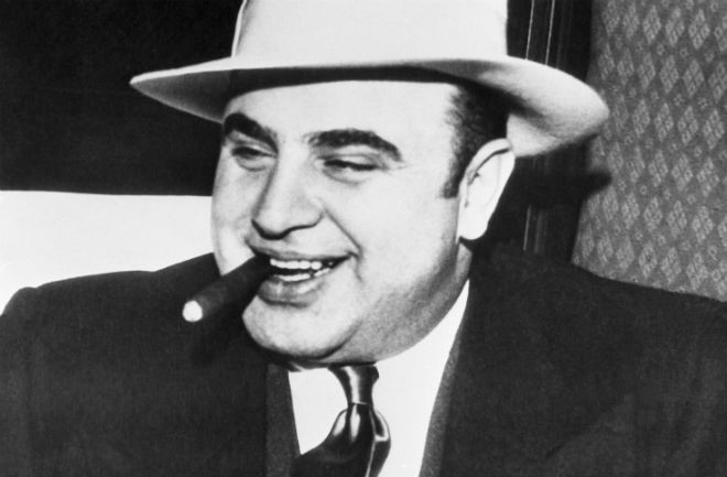 Vòi bạch tuộc Mafia của ông trùm Al Capone (1899 - 1947) được biết đến với cái tên "Capones" đã kiểm soát hoạt động buôn lậu rượu và mại dâm ở Chicago từ đầu những năm 1920 đến 1931. Băng đảng của Al Capone đã có nhiều cuộc xung đột đẫm máu với các băng đảng khác, đỉnh điểm là vụ thảm sát 7 thành viên băng Moran ngày 14/2/1929. Ảnh: Old Picz.