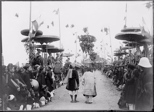 Sĩ tử trúng tuyển đi qua các giám khảo trong kỳ thi 1897.