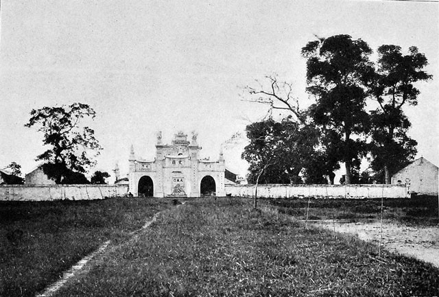 Hình ảnh trước cổng trường thi ở Nam Định, nơi diễn ra kỳ thi Hương của triều đại nhà Nguyễn năm 1900.