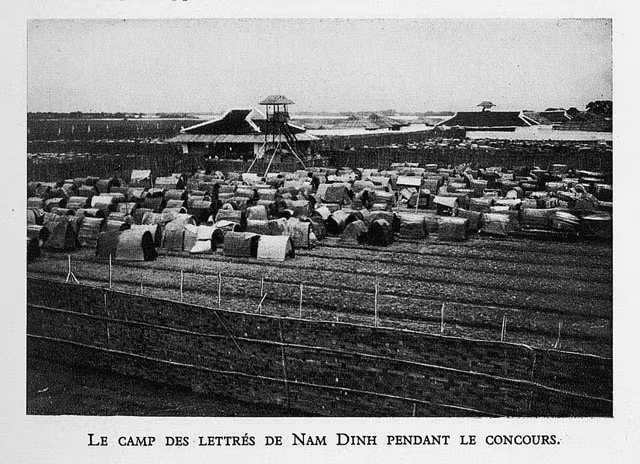 Trường thi Hương được tổ chức ở khu đất rộng chia làm 4 khu vực (hay còn gọi là 4 vi): Giáp, Ất, Bính, Đinh cắt theo hình chữ thập 十. Ở giữa là Thập đạo có chòi canh để quan trường giám sát thí sinh ngồi thi.