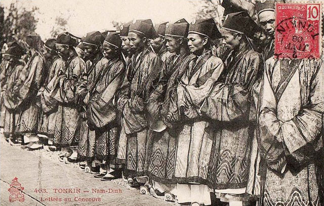 Các thí sinh đỗ kỳ thi ở trường học tại Nam Định được ban mũ áo.