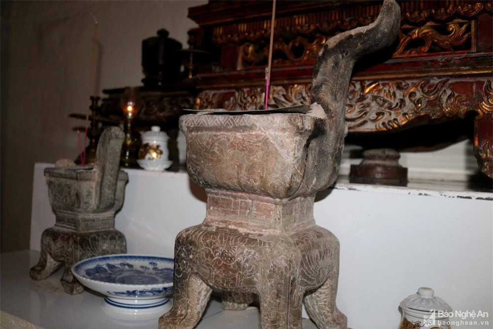 Ngoài hệ thống tượng cổ, tại chùa Xuân Long còn lưu giữ nhiều đồ tế khí, câu đối, đại tự… cổ kính, trong đó có những lư hương đá cổ và 17 sắc phong của các triều đại phong kiến Việt Nam ban cấp cho các đền, chùa trong vùng. Ảnh: Huy Thư