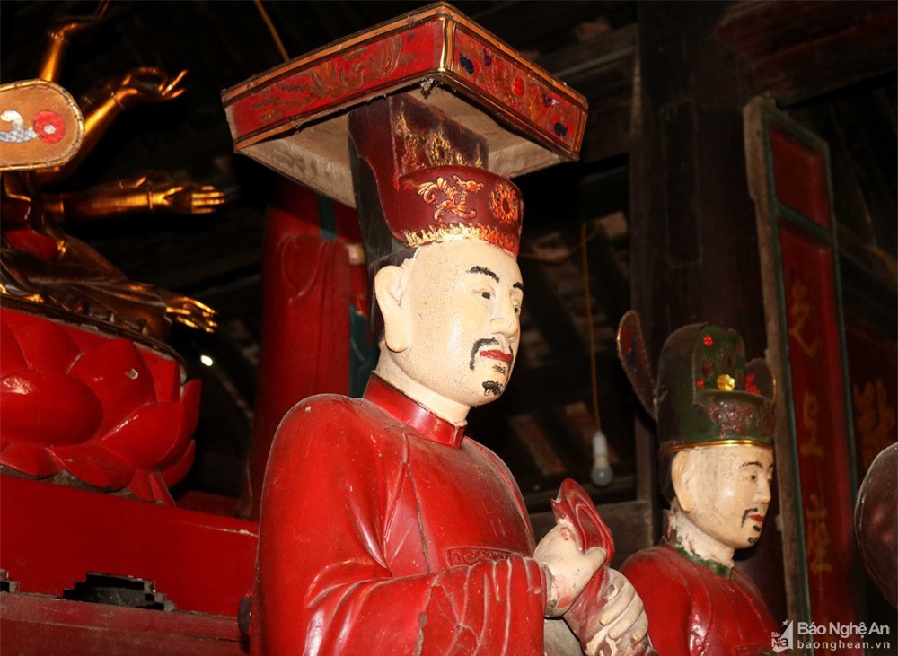 Tượng thánh, thần ở chùa Xuân Long được tạo tác khá điêu luyện, đặc biệt chú trọng đến thần thái biểu cảm của từng nhân vật, thể hiện rõ trên khuôn mặt, trong đó tiêu biểu nhất là tượng Ngọc Hoàng thượng đế. Ảnh: Huy Thư