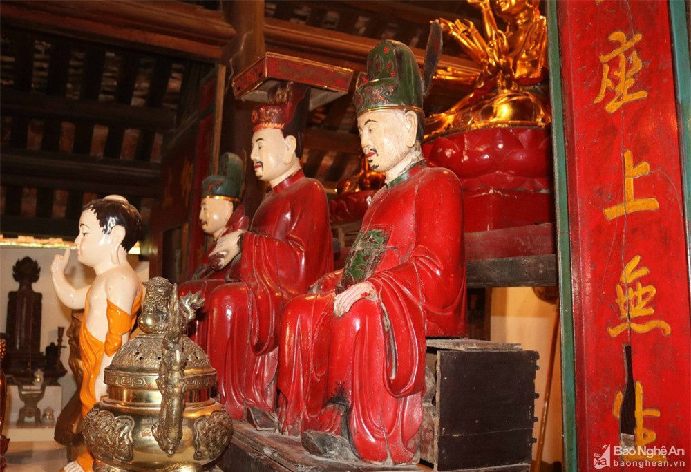 Phần lớn tượng cổ đang lưu giữ tại chùa (hơn 10 pho) là tượng thánh, thần như Ngọc Hoàng thượng đế, Nam Tào, Bắc Đẩu, thánh nương… được tạo tác bằng chất liệu gỗ, phủ sơn son, thếp vàng với nhiều kiểu dáng khác nhau. Ảnh: Huy Thư