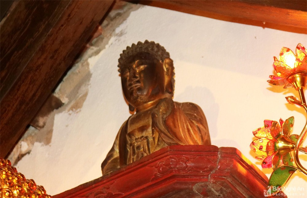 Tượng Phật Thích Ca Mâu Ni có kích thước vừa phải, được thờ ở vị trí trang trọng nhất trong chùa. Đây là 1 trong 2 pho tượng Phật cổ quý giá của chùa. Nhìn chung, tượng cổ ở chùa Xuân Long đã nhuốm màu thời gian, tuy không nhiều về số lượng, chưa xác định được niên đại cụ thể, nhưng khá đa dạng về loại hình và đặc sắc về nghệ thuật tạo tác. Ảnh: Huy Thư