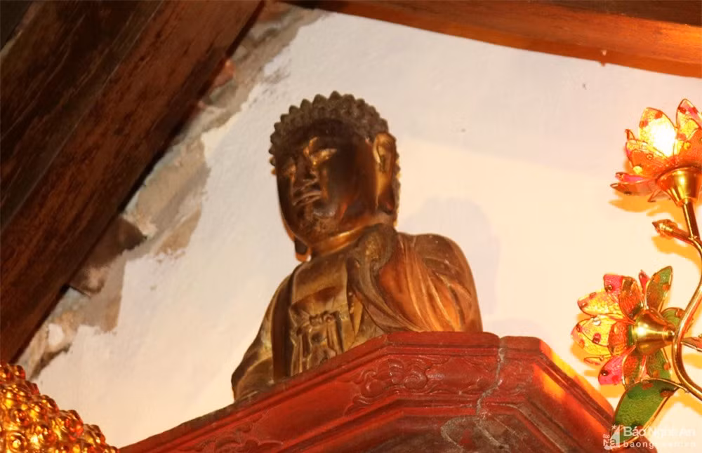 Tượng Phật Thích Ca Mâu Ni có kích thước vừa phải, được thờ ở vị trí trang trọng nhất trong chùa. Đây là 1 trong 2 pho tượng Phật cổ quý giá của chùa. Nhìn chung, tượng cổ ở chùa Xuân Long đã nhuốm màu thời gian, tuy không nhiều về số lượng, chưa xác định được niên đại cụ thể, nhưng khá đa dạng về loại hình và đặc sắc về nghệ thuật tạo tác. Ảnh: Huy Thư