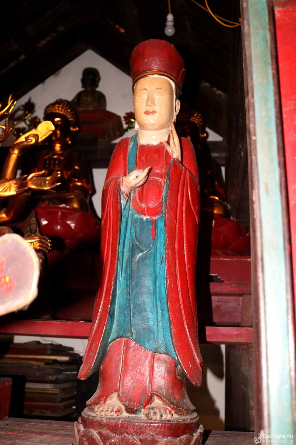 Những pho tượng độc đáo trong ngôi chùa cổ ở Nam ĐànTượng Phật cổ ở chùa chỉ còn lại 2 pho tượng gỗ, gồm tượng Phật Thích Ca Mâu Ni và tượng Quan thế âm Bồ Tát. Tượng Quan thế âm Bồ Tát được tạc theo mô típ đứng trên tòa sen với khuôn mặt đầy đặn, tay phải bắt ấn, tay trái đưa lên phía trước. Ảnh: Huy Thư