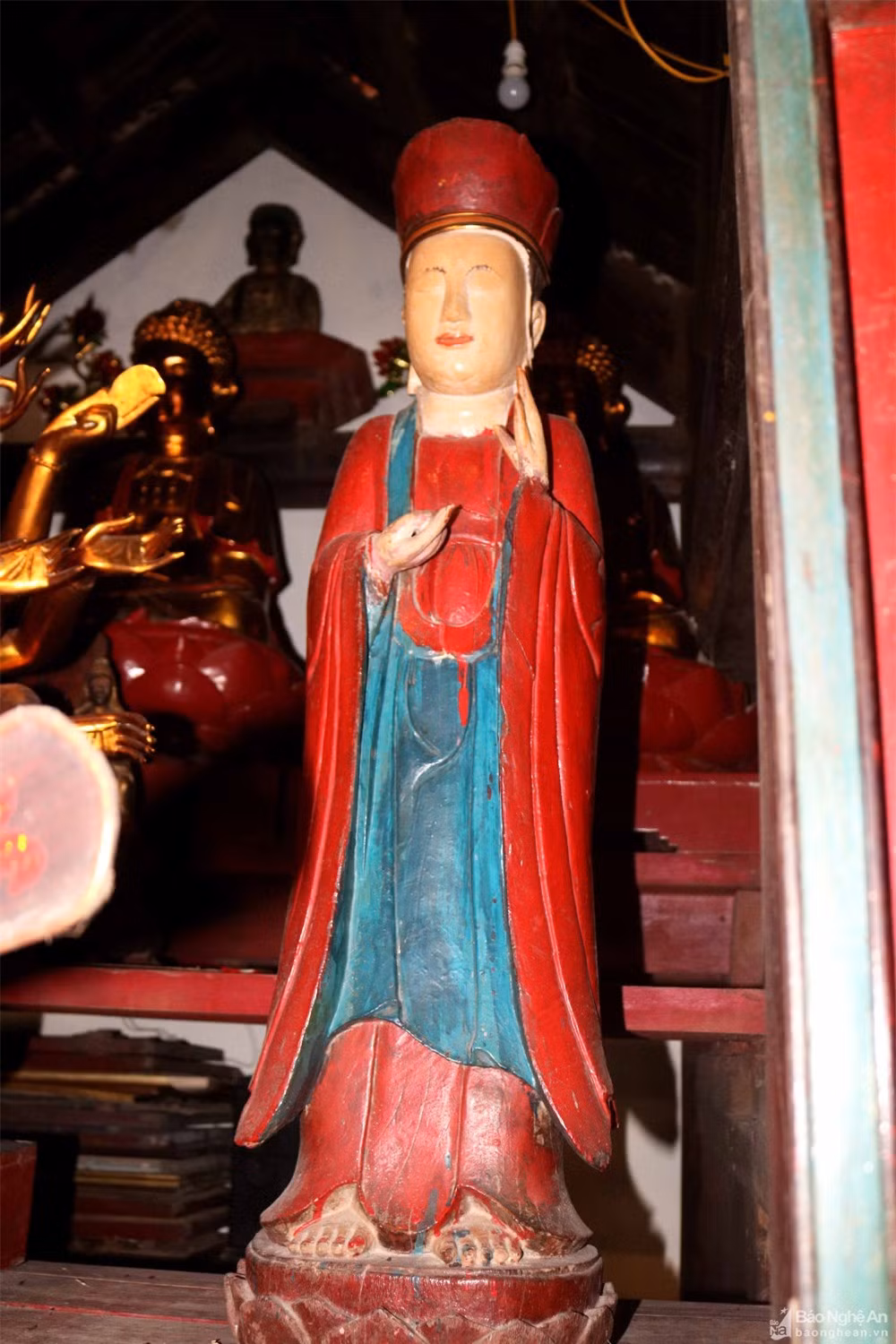 Những pho tượng độc đáo trong ngôi chùa cổ ở Nam ĐànTượng Phật cổ ở chùa chỉ còn lại 2 pho tượng gỗ, gồm tượng Phật Thích Ca Mâu Ni và tượng Quan thế âm Bồ Tát. Tượng Quan thế âm Bồ Tát được tạc theo mô típ đứng trên tòa sen với khuôn mặt đầy đặn, tay phải bắt ấn, tay trái đưa lên phía trước. Ảnh: Huy Thư