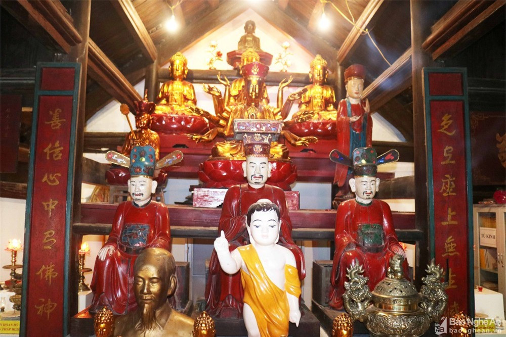 Theo tư liệu tại địa phương, những năm chiến tranh, các đền, chùa trong vùng bị hư hỏng, một số bị tháo dỡ đưa đi làm công trình dân sinh, riêng đồ tế khí, tượng… đã được người dân đưa về chùa Xuân Long thờ tự. Do đó, ngôi chùa cổ này trở thành nơi hợp tự cả Phật, thánh, thần… Hiện nay, trong chính điện chùa thờ nhiều câu đối, đại tự, đồ tế khí và hệ thống tượng cả cũ và mới, khá phong phú. Ảnh: Huy Thư