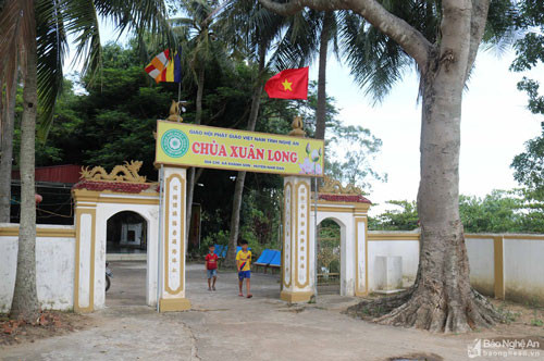 Chùa Xuân Long được người dân làng Đông Sơn, xã Khánh Sơn xây dựng dưới chân núi Đồn từ thời xa xưa. Lúc đầu chỉ là một ngôi chùa làm bằng tranh, tre, đến năm 1622 thì được xây dựng lại với quy mô lớn. Chùa Xuân Long và bãi đá cổ trước đền Cả, là nơi Thám hoa Nguyễn Đức Đạt từng dạy học. Đây là một trong số ít những ngôi chùa còn lưu giữ được hệ thống tượng pháp cổ ở Nghệ An. Ảnh: Huy Thư