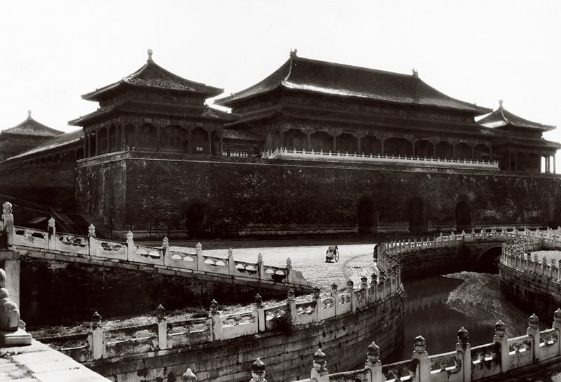 Một góc của Tử Cấm Thành. Mặc dù trong thời kỳ Dân quốc, triều đình nhà Thanh đã sụp đổ, nhưng Tử Cấm Thành vẫn chưa được mở cửa rộng rãi để đón khách thập phương nên còn lưu giữ được vẻ yên vắng.