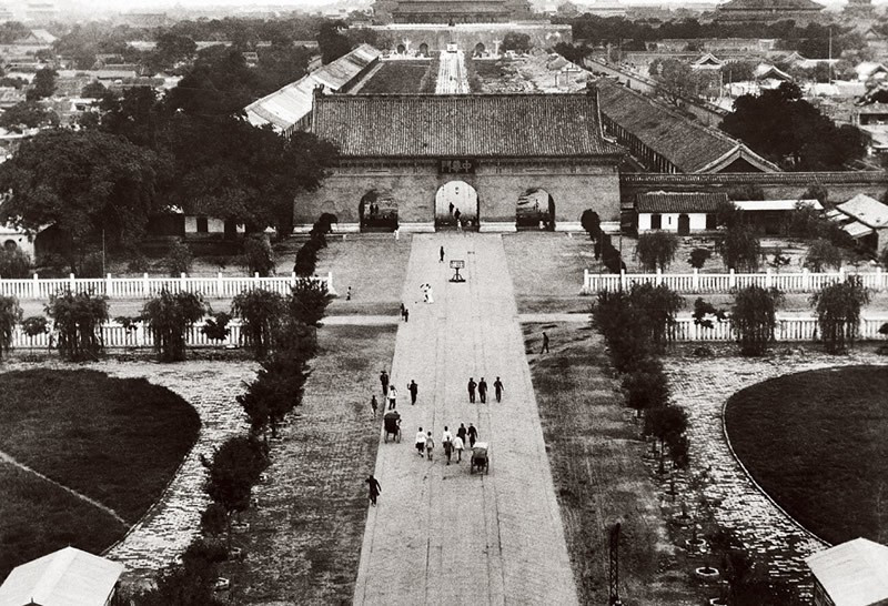 Trung Hoa Môn, cửa chính Nam của hoàng thành Bắc Kinh. Thời nhà Minh gọi là Đại Minh Môn, thời nhà Thanh là Đại Thanh Môn, tới thời kỳ Trung Hoa Dân Quốc được đổi tên thành Trung Hoa Môn.