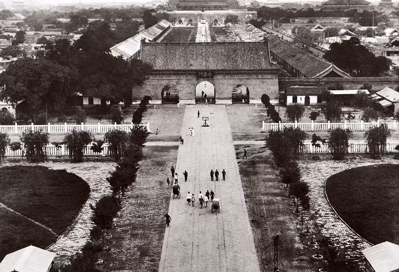 Trung Hoa Môn, cửa chính Nam của hoàng thành Bắc Kinh. Thời nhà Minh gọi là Đại Minh Môn, thời nhà Thanh là Đại Thanh Môn, tới thời kỳ Trung Hoa Dân Quốc được đổi tên thành Trung Hoa Môn.