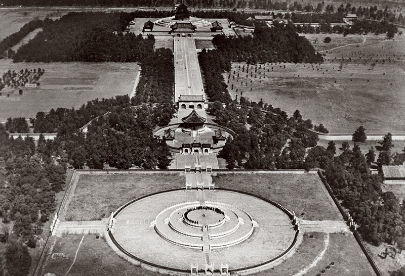 Thiên Đàn. Đây là nơi mà các hoàng đế nhà Minh và nhà Thanh thực hiện các nghi lễ tế trời - nghi lễ quan trọng nhất trong năm. Trong đó, kiến trúc mang tính biểu tượng là Điện Kỳ Niên - tòa điện lớn hình tròn có ba tầng mái, được xây trên ba tầng của đài đá hoa cương, là nơi hoàng đế đến cầu vào mùa hè cho mùa màng tươi tốt.