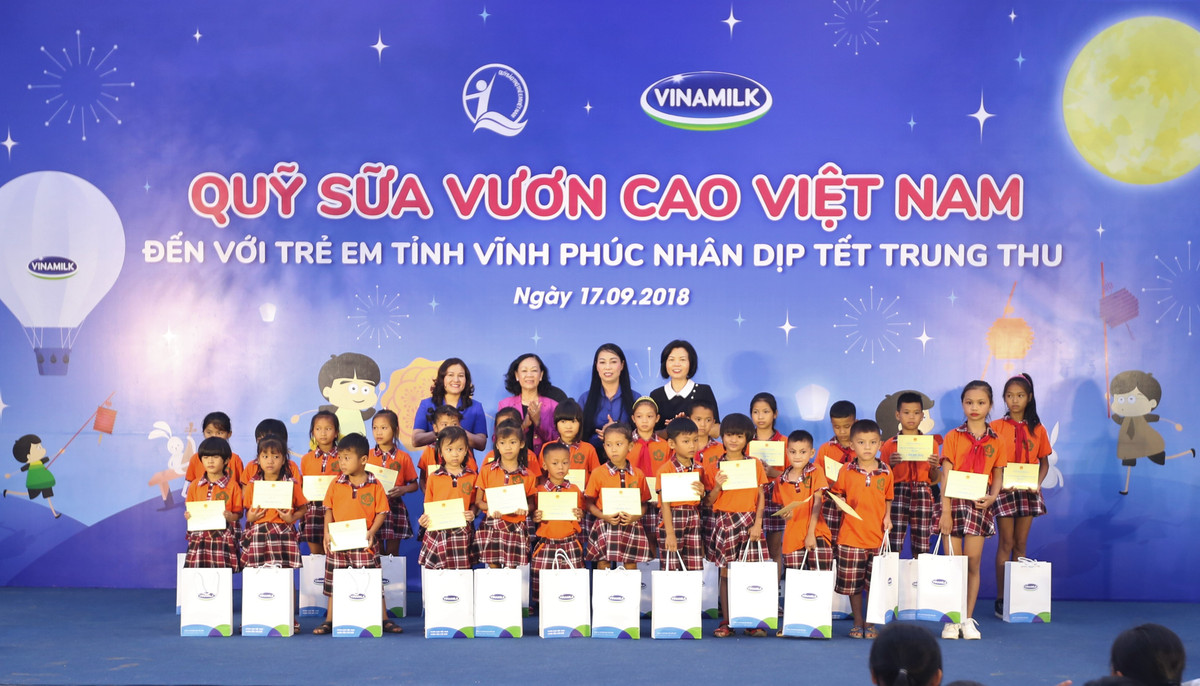 Vinamilk dem niem vui ngay tet trung thu den cho tre em tinh Vinh Phuc-Hinh-6