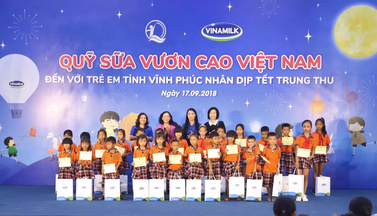 Vinamilk dem niem vui ngay tet trung thu den cho tre em tinh Vinh Phuc-Hinh-6