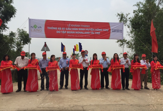 Nguyên Chủ tịch nước Ông Trương Tấn Sang, Ông Bùi Thành Nhơn - Chủ tịch Tập đoàn Novaland cùng đại diện lãnh đạo địa phương cắt băng khánh thành 07 cầu dân sinh tại Huyện Hồng Ngự, Tỉnh Đồng Tháp.