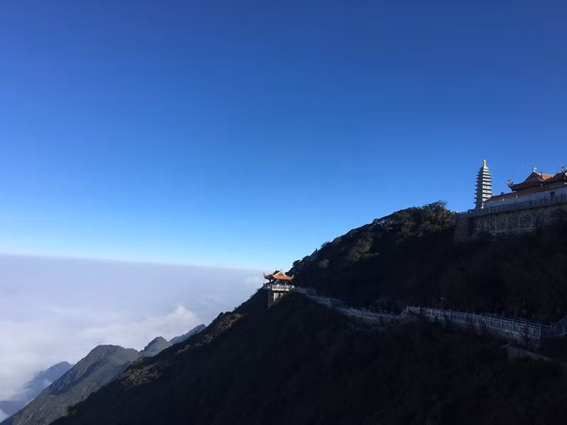Con đường La Hán chạy vòng ôm đỉnh núi. Dạo bước tại nơi này, du khách thỏa sức ngắm nhìn sân mây trắng như bông ngay dưới chân mình và những kiệt tác kiến trúc tâm linh trên đỉnh Fansipan như quần thể Kim Sơn Bảo Thắng Tự, bảo tháp 11 tầng bằng đá nguyên khối, chòi vọng cảnh bên đường và tượng Quan thế Âm Bồ Tát.