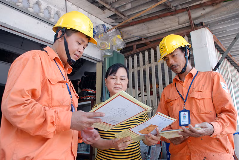 Phát tờ rơi tuyên truyền đến các hộ dân sinh sống gần đường dây và trạm điện Ảnh: Hoa Việt Cường.