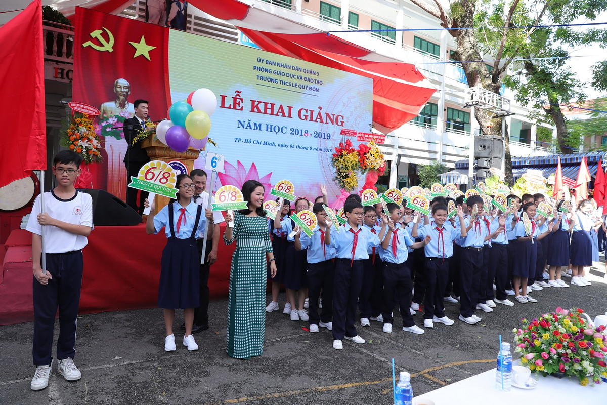 Truong THCS Le Quy Don TP. HCM don nhan huan chuong lao dong hang II-Hinh-3