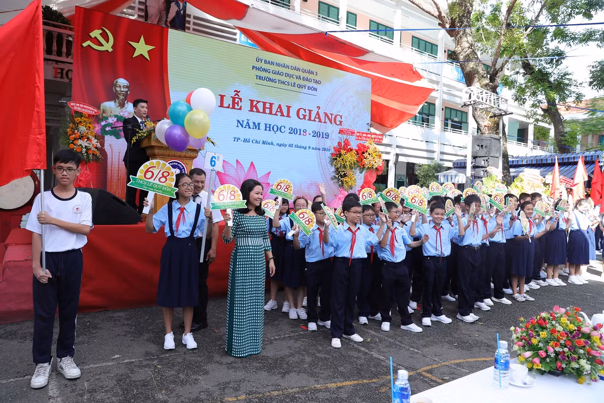 Truong THCS Le Quy Don TP. HCM don nhan huan chuong lao dong hang II-Hinh-3