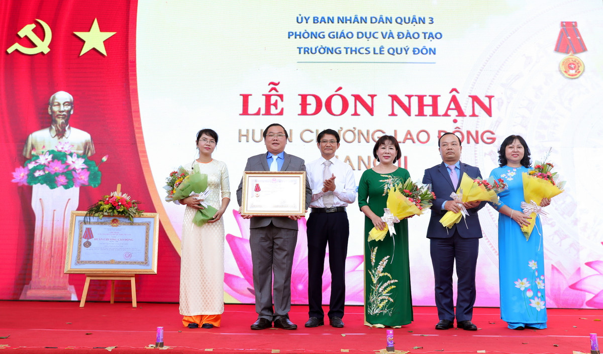 Truong THCS Le Quy Don TP. HCM don nhan huan chuong lao dong hang II-Hinh-2