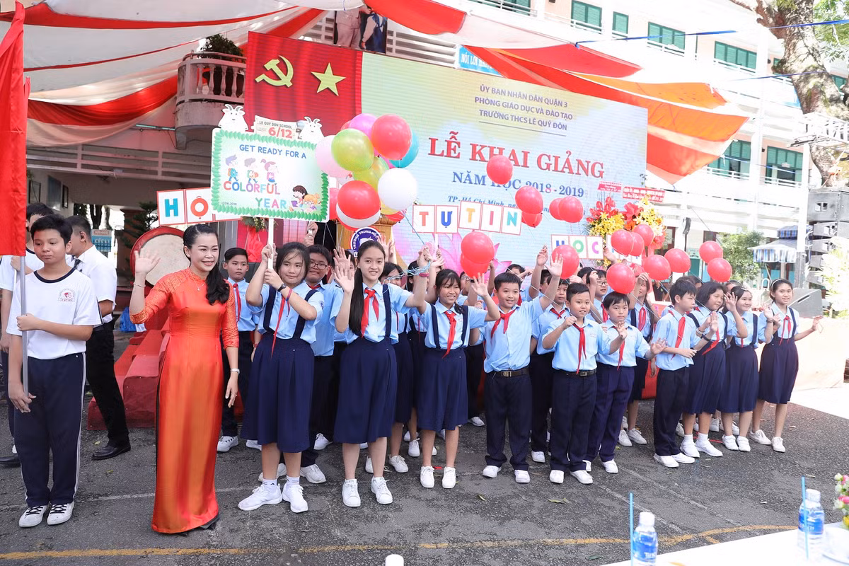 Truong THCS Le Quy Don TP. HCM don nhan huan chuong lao dong hang II-Hinh-4