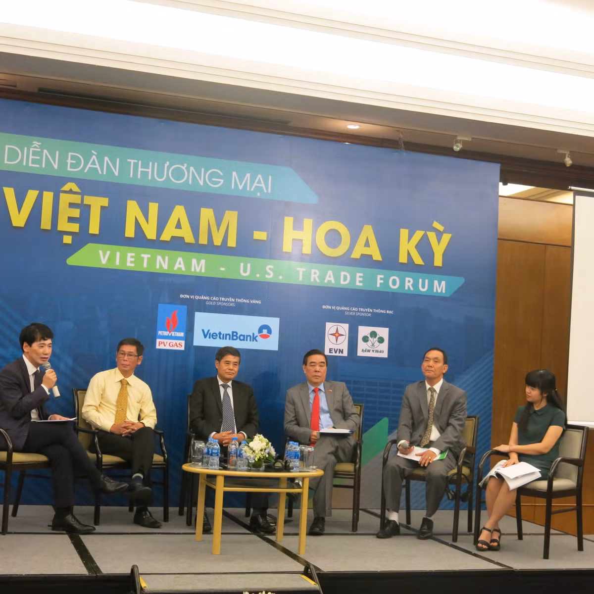 Phiên thảo luận thứ hai tại diễn đàn với sự tham gia của một số doanh nghiệp tiêu biểu.