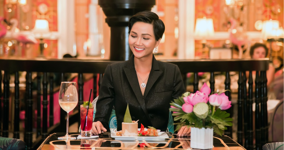 Không chỉ cuốn hút với lối kiến trúc độc đáo, nhà hàng Pink Pearl còn chinh phục H’He Niê bởi phong cách ẩm thực giao thoa giữa Á và Âu, tiêu biểu như Thái Lan, Quảng Đông, Pháp… tạo nên những món ăn xứng tầm kiệt tác.