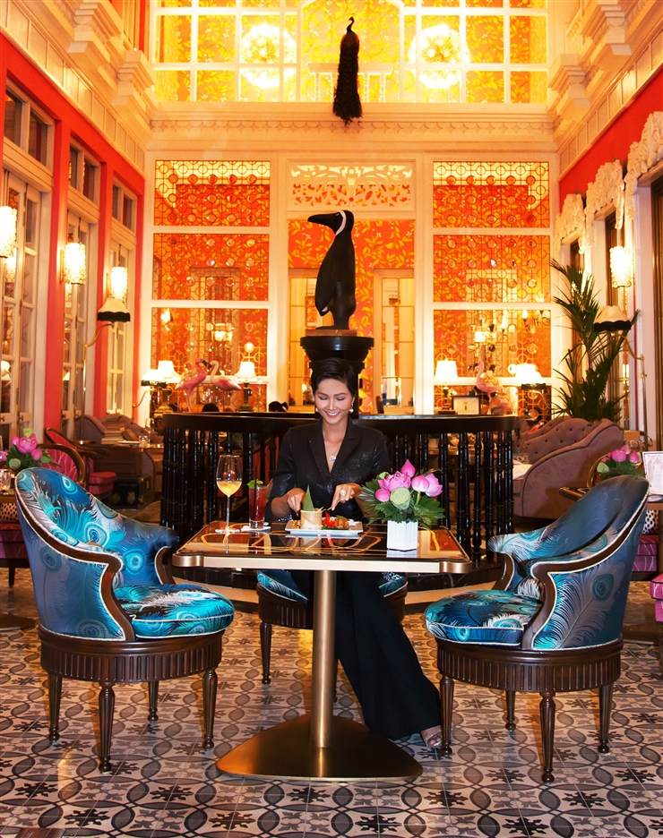 Hoa hậu H’Hen Niê chia sẻ: “Khung cảnh kiến trúc tuyệt đẹp của nhà hàng cộng hưởng với các món ăn Thái rất tinh tế mang hương vị nguyên bản của địa phương khiến tôi thật sự ấn tượng với Pink Peark. Du khách đến đây chắc chắn sẽ được nâng tầm trải nghiệm ẩm thực”.