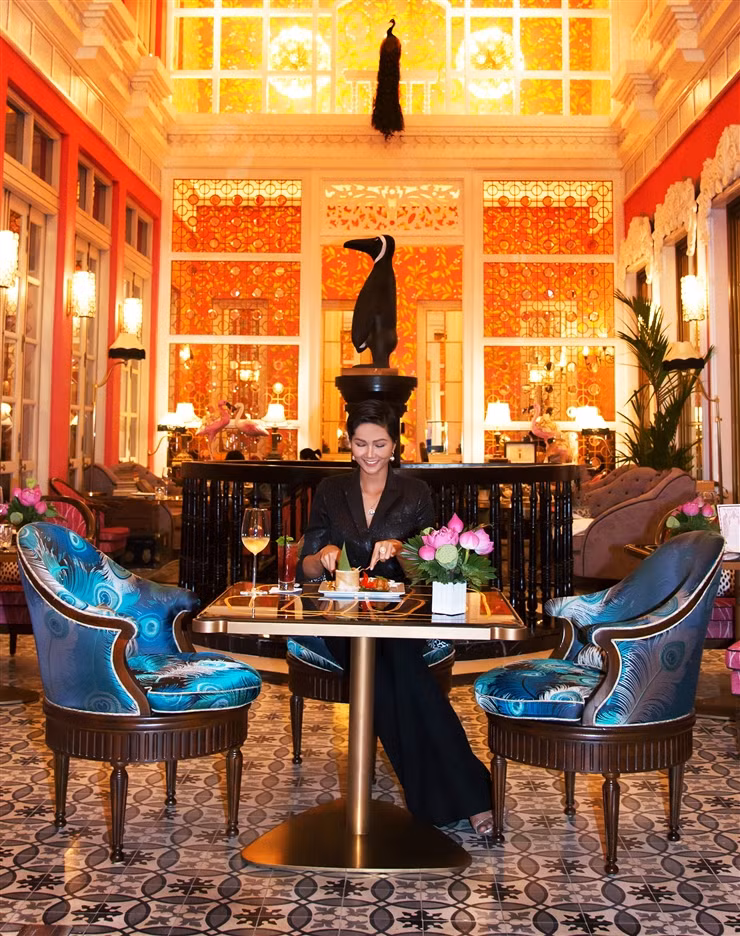 Hoa hậu H’Hen Niê chia sẻ: “Khung cảnh kiến trúc tuyệt đẹp của nhà hàng cộng hưởng với các món ăn Thái rất tinh tế mang hương vị nguyên bản của địa phương khiến tôi thật sự ấn tượng với Pink Peark. Du khách đến đây chắc chắn sẽ được nâng tầm trải nghiệm ẩm thực”.