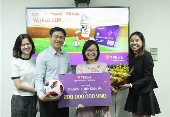 Bat ngo nhan duoc chuyen du lich chau Au trong mo nho chi tieu bang the